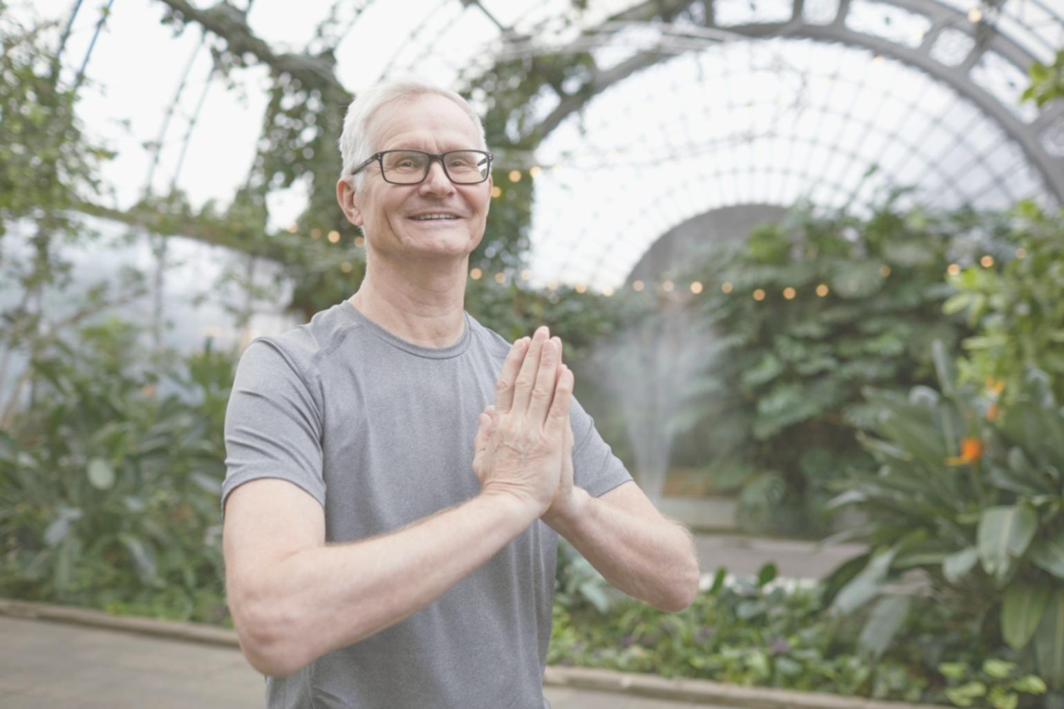 Ambiente di meditazione con luce naturale e spazio tranquillo