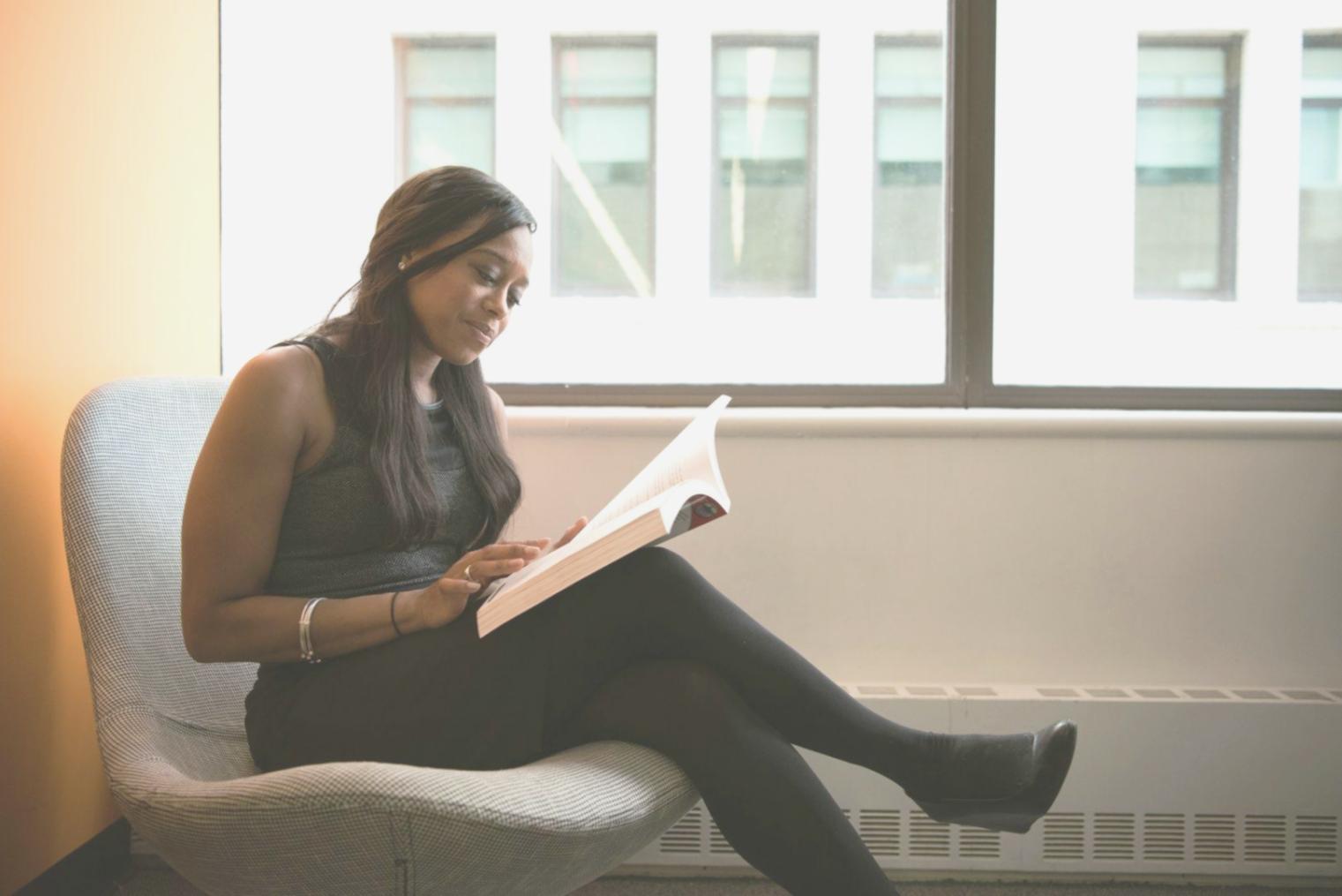 Spazio di meditazione sereno con elementi naturali e atmosfera contemplativa